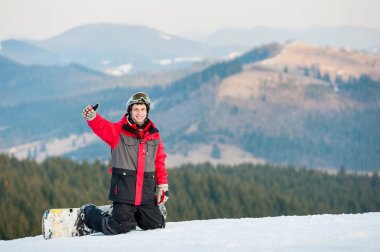 Onun snowboard winer Resort üzerinde erkek yatılı