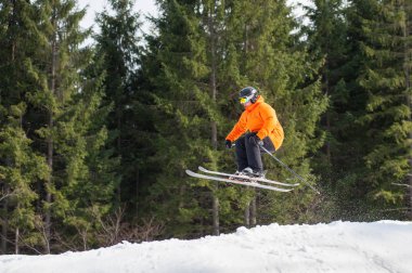 Dağlar yamaç uçan kayakçı adam atlama