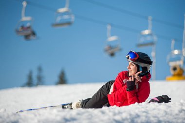 Kadın kayakçı Kayak winer Resort güneşli gün ile