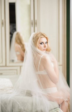 Güzel gelin iç çamaşırı ve peçe düğün gününde giyiyor