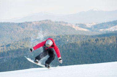 Onun snowboard winer Resort üzerinde erkek yatılı