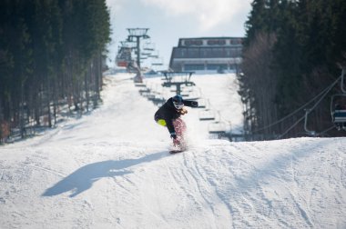 Yamaç atlama sonra snowboard üzerinde kadın yatılı