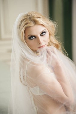 Güzel gelin iç çamaşırı ve peçe düğün gününde giyiyor