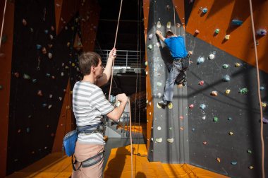 Taş duvar kapalı dağcı sigortalanması belayer