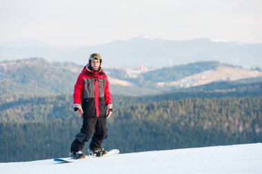 Onun snowboard winer Resort üzerinde erkek yatılı
