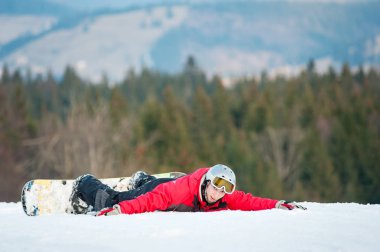 Onun snowboard winer Resort üzerinde erkek yatılı
