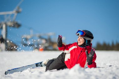 Kadın kayakçı Kayak winer Resort güneşli gün ile