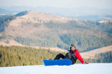 Onun snowboard winer Resort üzerinde erkek yatılı