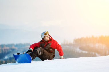 Onun snowboard winer Resort üzerinde erkek yatılı