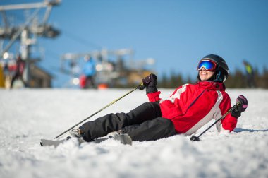 Kadın kayakçı Kayak winer Resort güneşli gün ile