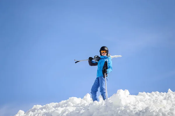 Esquiadora en la cima de la montaña. Concepto de deportes de invierno — Foto de Stock