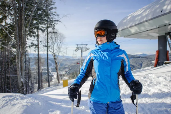 Porträt einer Skifahrerin an der Spitze der Skipiste — Stockfoto