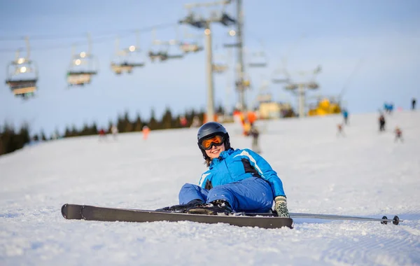 Junge Skifahrerin nach Sturz am Berghang — Stockfoto