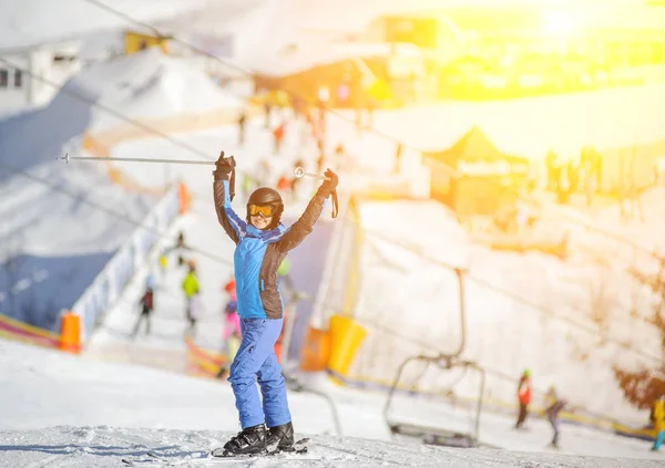 Лыжница с руками на лыжном склоне — стоковое фото