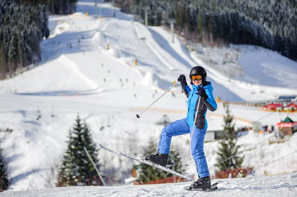 Skifahrerin auf einer Skipiste an einem sonnigen Tag — Stockfoto