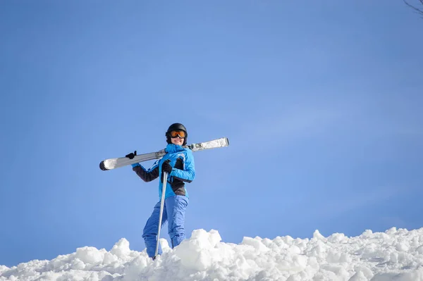 女子滑雪运动员在山顶上。冬季体育概念 — 图库照片
