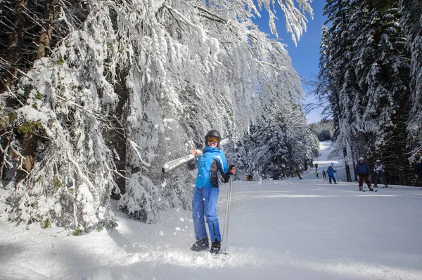 幸福的女人在森林里的滑雪斜坡上滑雪 — 图库照片