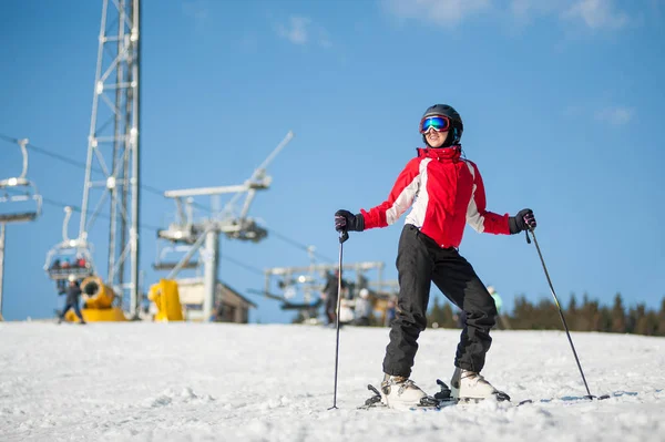Жінка лижниця з лижами на курорті в сонячний день — стокове фото