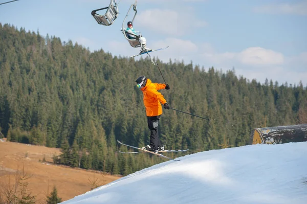 Mannen skidåkare under flygning under en hoppa över ett hinder — Stockfoto