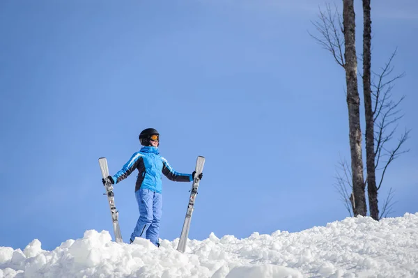 Vrouw skiër op de top van de berg. Wintersport concept — Stockfoto