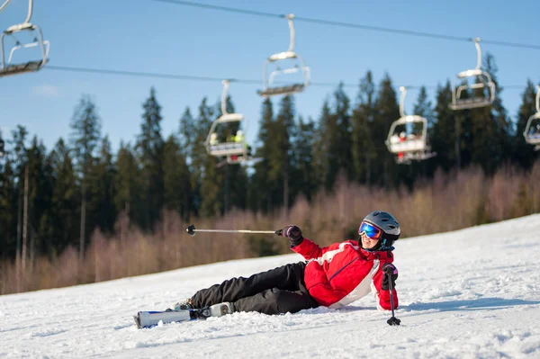 Kvinna skidåkare med ski på winer resort i soliga dag — Stockfoto