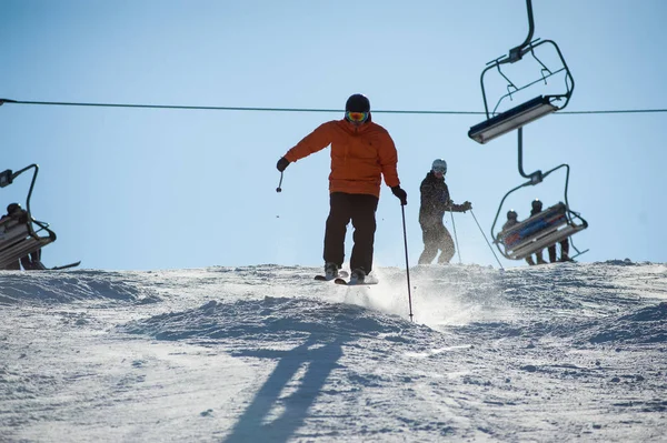 Mannen skidåkare skidåkning nedför på ski resort — Stockfoto