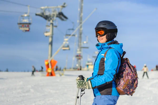 Портрет молодой счастливой женщины лыжницы на горнолыжном курорте — стоковое фото