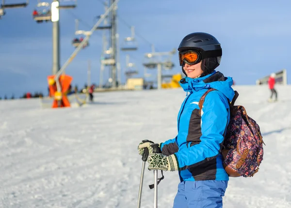 Porträtt av ung kvinna som glad skidåkare på skidorten — Stockfoto