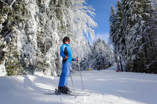 Ευτυχισμένη γυναίκα σκιέρ στην πλαγιά σκι στο δάσος — Φωτογραφία Αρχείου