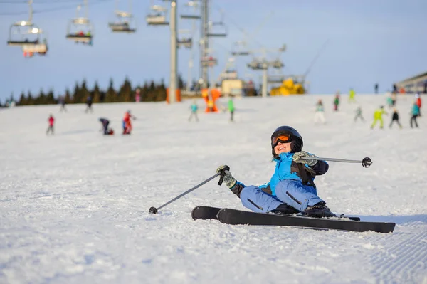 Ung kvinna skidåkare efter nedgången på bergssluttning — Stockfoto