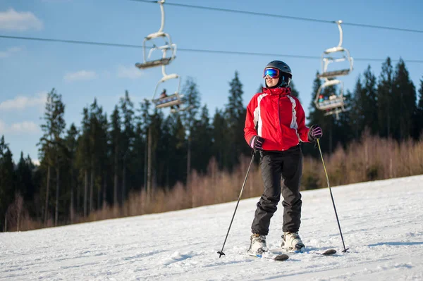 Kvinna skidåkare med ski på winer resort i soliga dag — Stockfoto