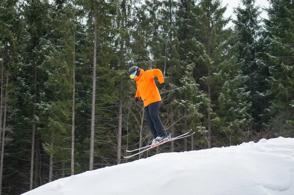 Hombre esquiador volador en salto desde la ladera de las montañas — Foto de Stock