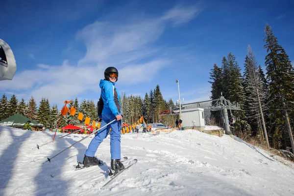 女子滑雪运动员与滑雪缆车的滑雪坡顶 — 图库照片