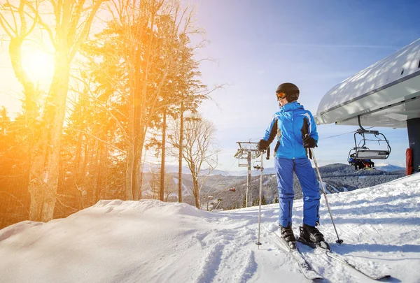 Sciatrice sulla cima della pista da sci con skilift — Foto Stock