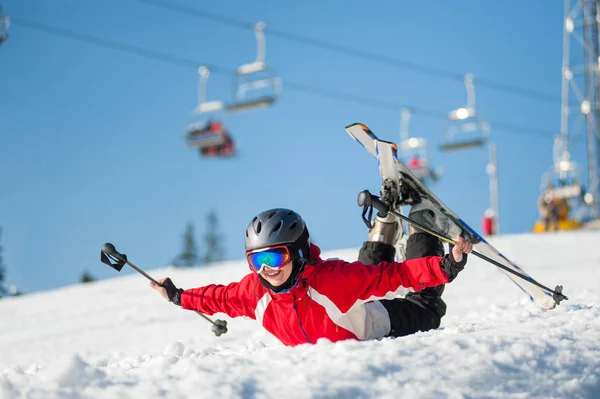 Kvinna skidåkare med ski på winer resort i soliga dag — Stockfoto