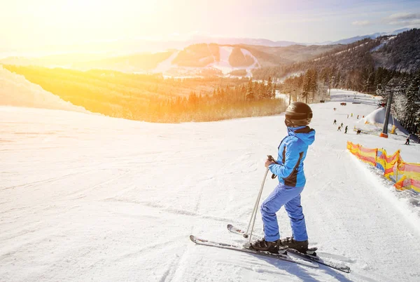 女子滑雪运动员的滑雪坡对滑雪缆车中间 — 图库照片