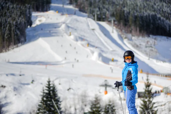 Sciatrice su una pista da sci in una giornata di sole — Foto Stock