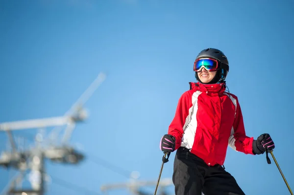 Γυναίκα σκιέρ με σκι στο θέρετρο winer στην ηλιόλουστη μέρα — Φωτογραφία Αρχείου
