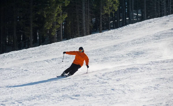 Skifahrer fährt bei Skiabfahrt im Skigebiet — Stockfoto