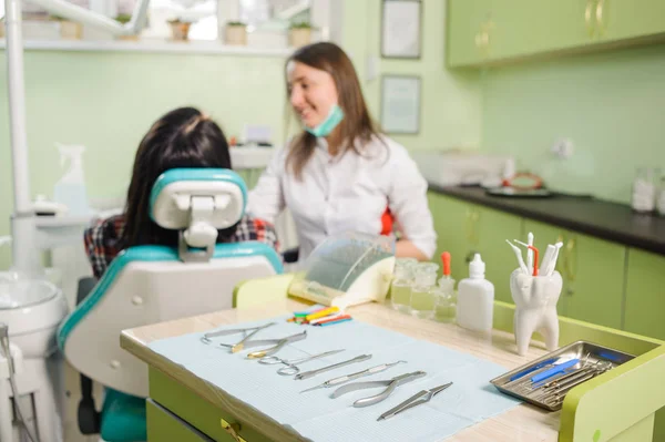 Zahnärztin arbeitet in Zahnklinik mit Patientin — Stockfoto