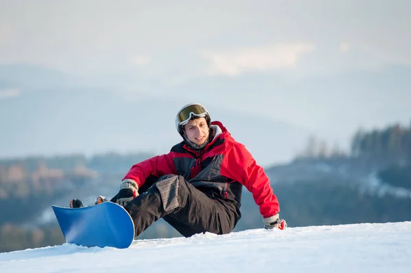 Mannelijke boarder op zijn snowboard in winer resort — Stockfoto