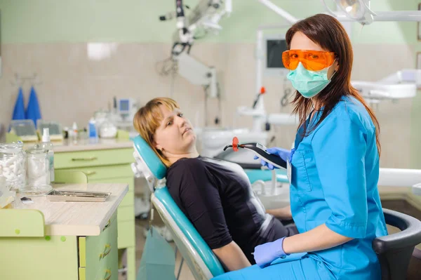 여성 치과 의사 치과 의사 photopolymer 램프와 — 스톡 사진