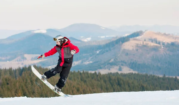 Αρσενικό οικότροφος στο snowboard του στο winer resort — Φωτογραφία Αρχείου