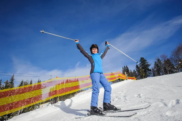 Jonge vrouwelijke skiër op een zonnige dag in skiresort — Stockfoto