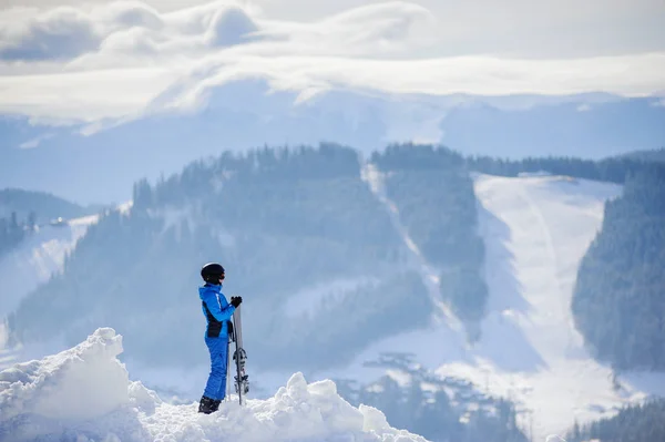 Kadın kayakçı dağın zirvesinde. Kış sporları konsept — Stok fotoğraf