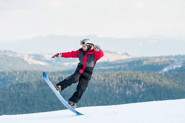 Férfi határ az ő snowboard Resort boripari üzem — Stock Fotó