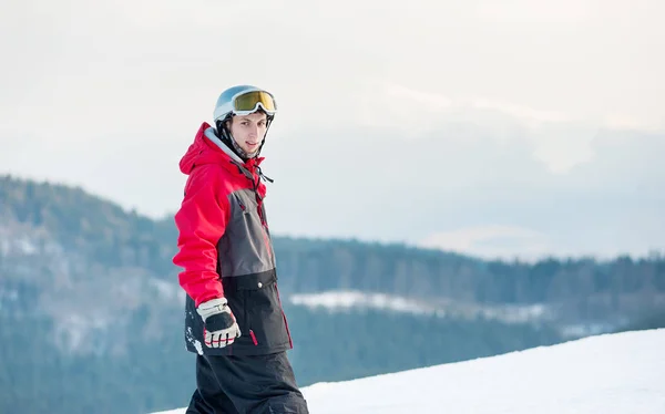 Mannelijke boarder op zijn snowboard in winer resort — Stockfoto