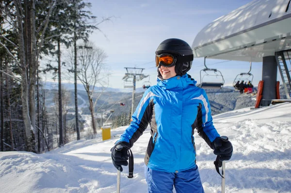 Porträt einer Skifahrerin an der Spitze der Skipiste — Stockfoto