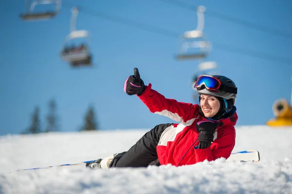 화창한 날에 winer 리조트에서 스키와 여자 스키 — 스톡 사진