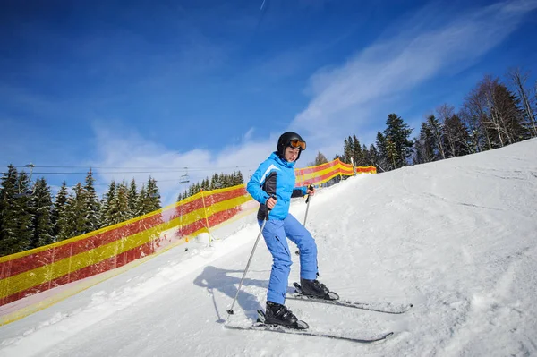Joven esquiadora en un día soleado en la estación de esquí —  Fotos de Stock